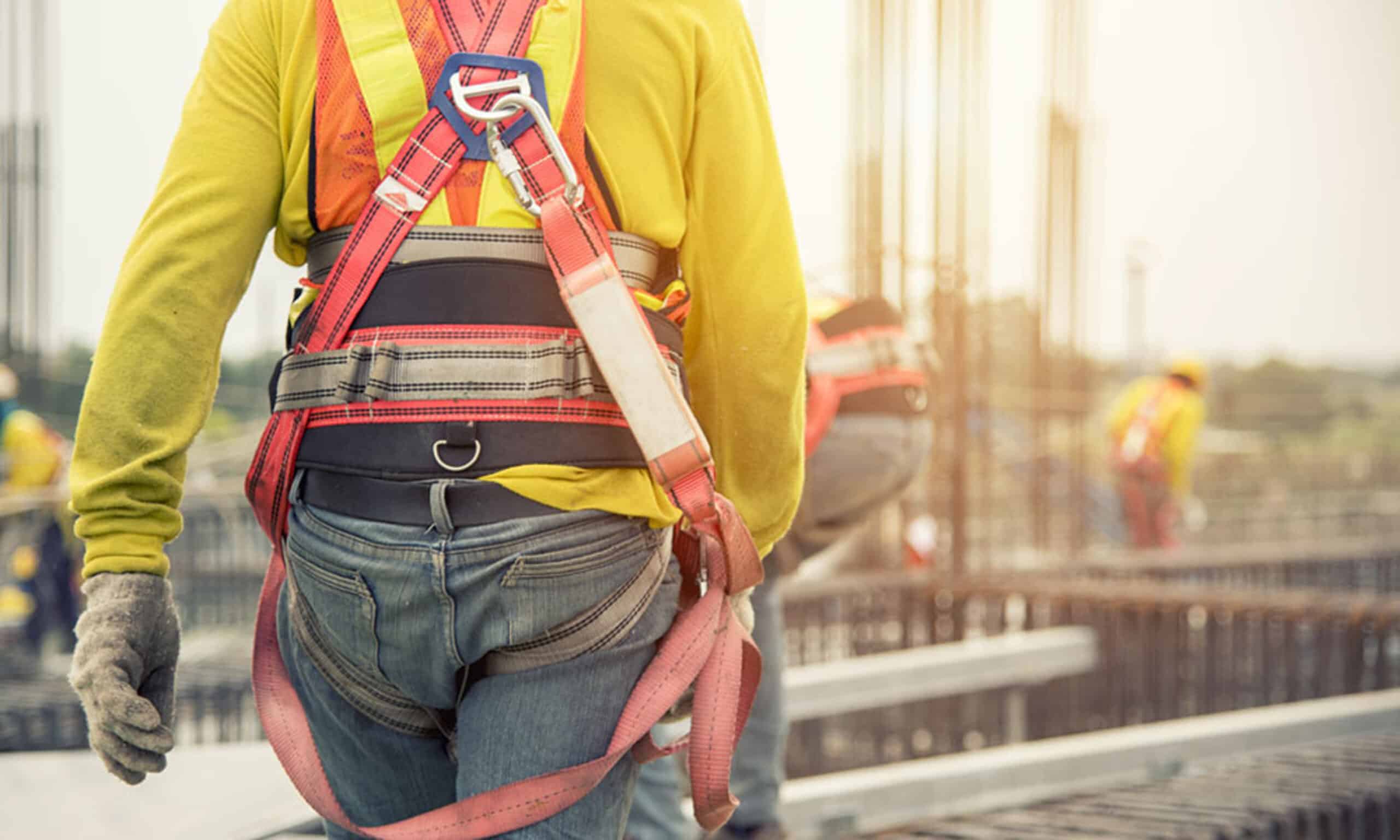 Working at height equipment. Fall arrestor device for worker wit